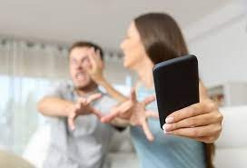 IMPOSSESSARSI CON VIOLENZA DEL TELEFONO DEL CONIUGE INTEGRA UNA RAPINA